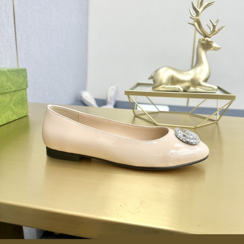 G*u*i flat shoes